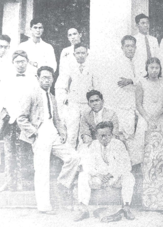 Amir Hamzah (v zadní radě uprostřed) se spolužáky na střední škole v javánském městě Surakarta